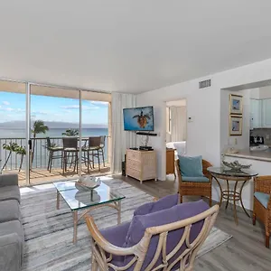 Beachfront Bliss: Oceanside Retreat With Central Dining Kahana